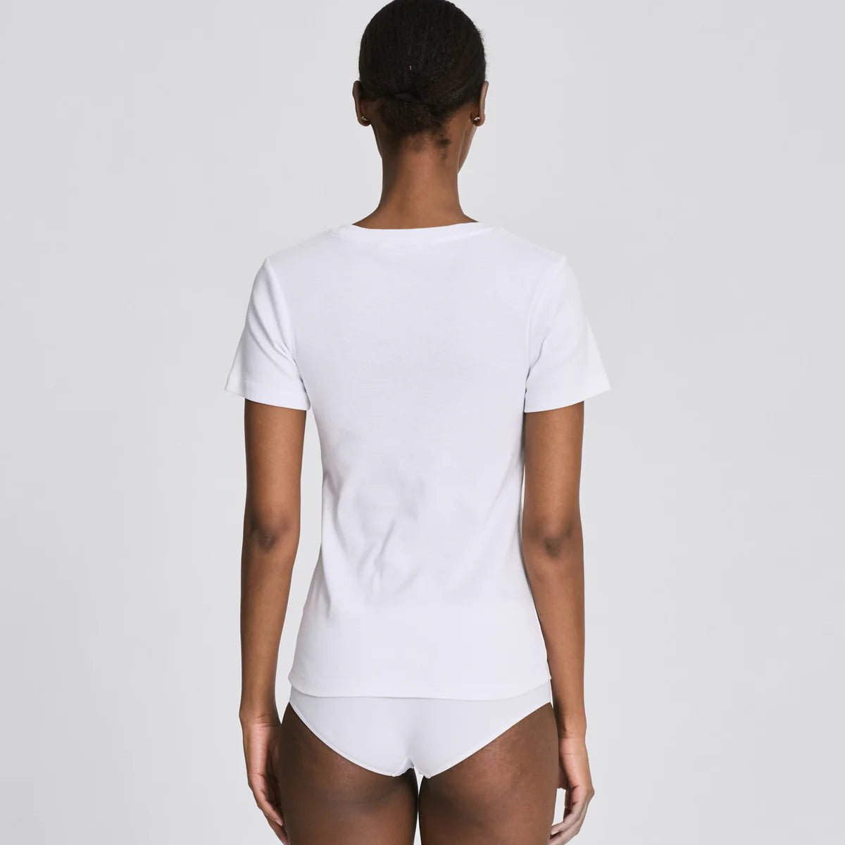 Enkel hvid Trille t-shirt i økologisk bomuld med 1x1 ribstruktur, kort ærme og tætsiddende design.