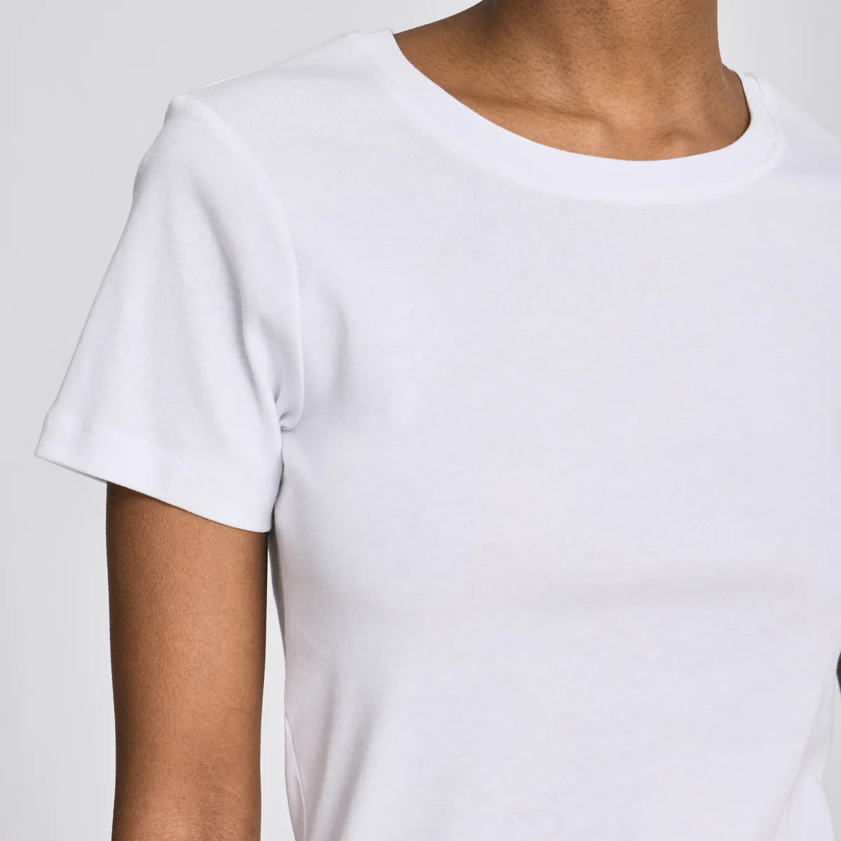 Trille hvid t-shirt fremstillet i 100 % økologisk bomuld i fin rib med klassisk rund hals og ribbede afslutninger.