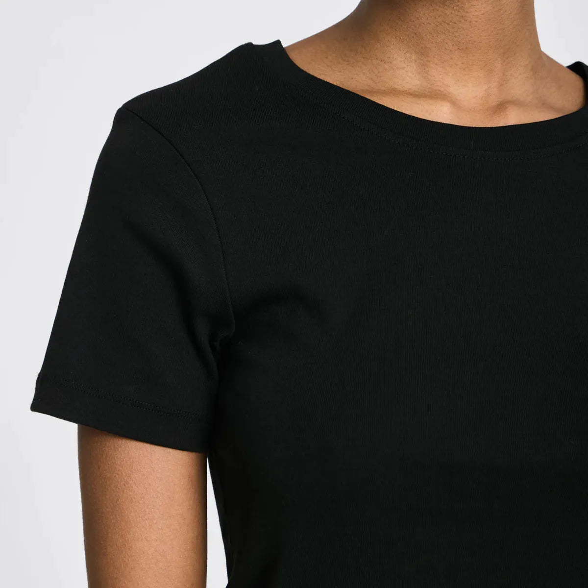 Trille t-shirt i sort med kort ærme, 1x1 ribstruktur og klassisk rund hals.