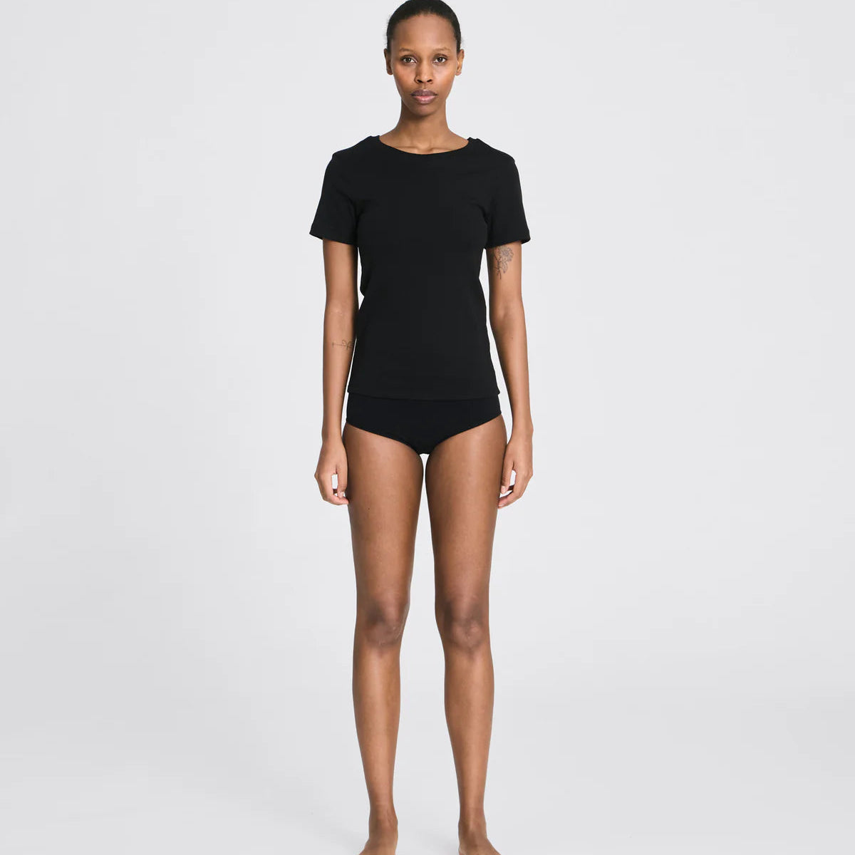 Sort Trille t-shirt i økologisk bomuld med rund halsudskæring, ribkanter og tætsiddende pasform.