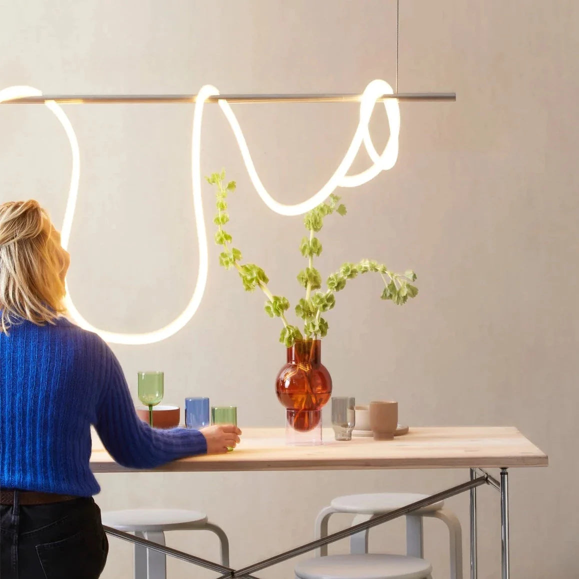 5 meter langt LED lysrør fra studio about i en varm hvidelig farve. Skab organiske former og brug den på væggen eller som spisebordslampe