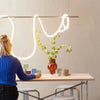 5 meter langt LED lysrør fra studio about i en varm hvidelig farve. Skab organiske former og brug den på væggen eller som spisebordslampe