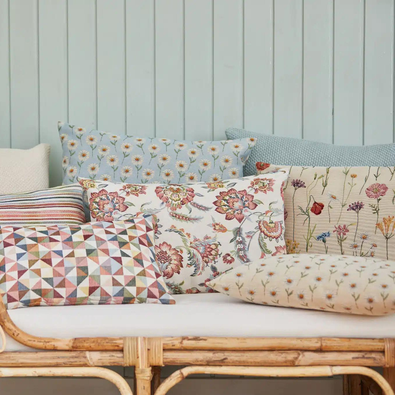 Pude fra Spliid med fin blomstereng på en sandfarvet baggrund