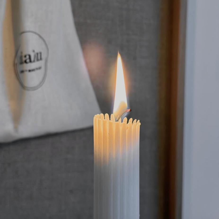 Rillelyset fra Åbenlys har en smuk flødefarve der sammen med de fine riller giver dig et flot og elegant lys. Stagelyset måler 25 cm og passer i alle almindelige lyserstager.