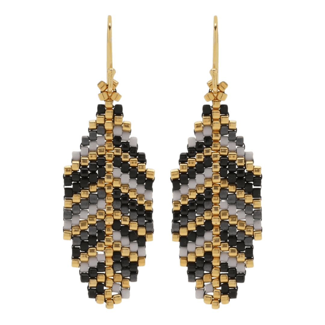 Smukke øreringe formet som blade. De er lavet af små fine perler i guld, sort og grå. Dette er den store str.