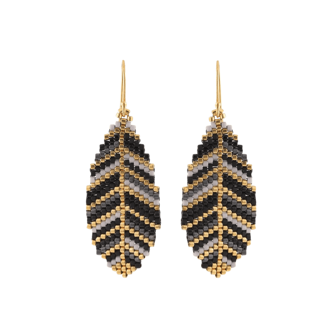 Smukke øreringe formet som blade. De er lavet af små fine perler i guld, sort og grå. Dette er den lille str.