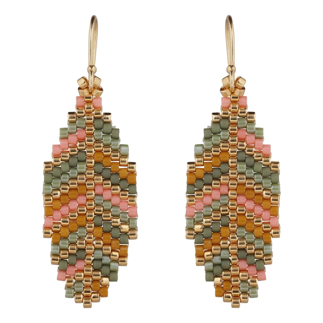 Smukke øreringe formet som blade. De er lavet af små fine perler i guld, rosa, grøn og karry. Dette er det store par