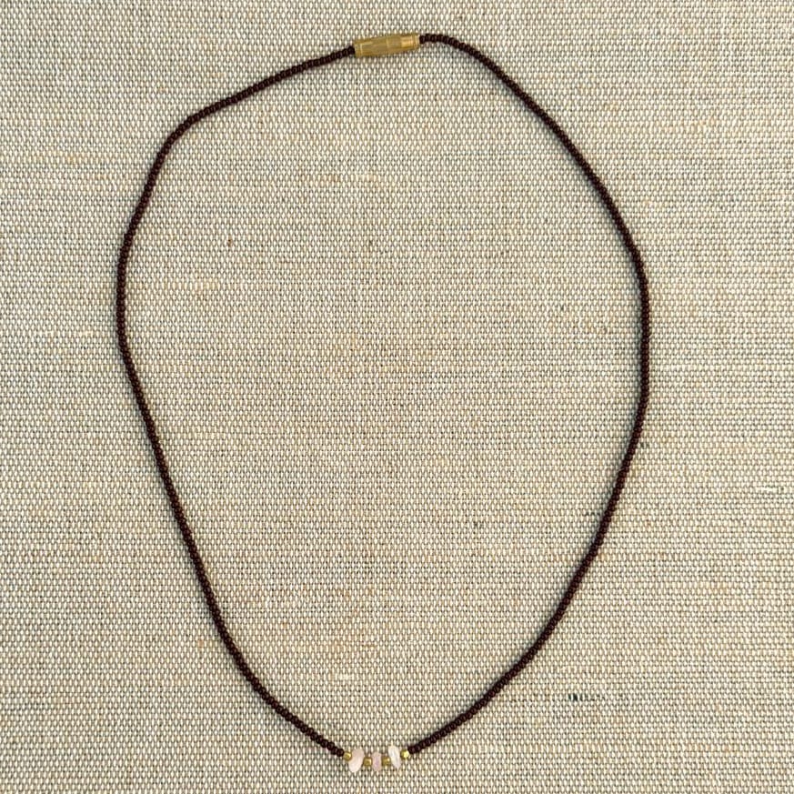 NURI Perlehalskæde m. Rosa Quartz - Maroon
