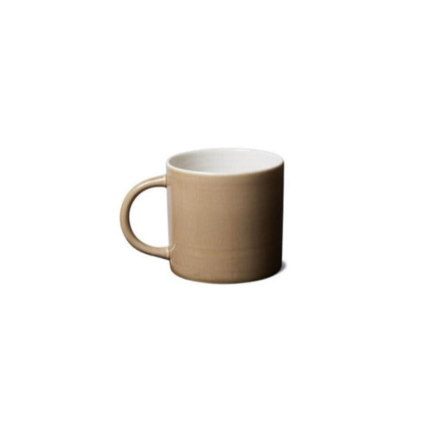 CANDY CUP TALL, i størrelse large, er en høj og bred kop med hank. Den er skabt med opmærksomhed på detaljen og er håndlavet af keramik af god kvalitet. Denne er i en lys brun farve