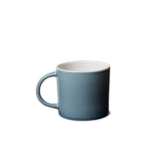 CANDY CUP TALL, i størrelse large, er en høj og bred kop med hank. Den er skabt med opmærksomhed på detaljen og er håndlavet af keramik af god kvalitet.  Denne er i en flot petroleums blå farve