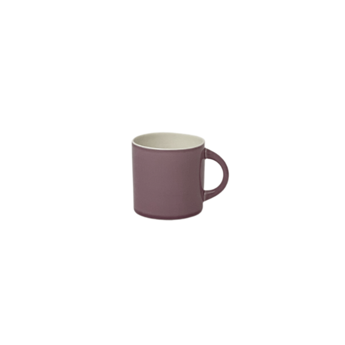 CANDY CUP TALL, i størrelse small, er en høj, men lille kop med hank. Den er skabt med opmærksomhed på detaljen og er håndlavet af keramik af god kvalitet. Dens lille design gør den idéel til dig, som ønsker dig en lille kop kaffe eller måske en espresso.