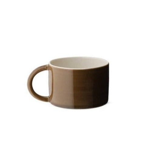CANDY CUP WIDE, i størrelse large, er en lav, men bred kop med hank. Den er skabt med opmærksomhed på detaljen og er håndlavet af keramik af god kvalitet.  Denne er i en mørkebrun farve