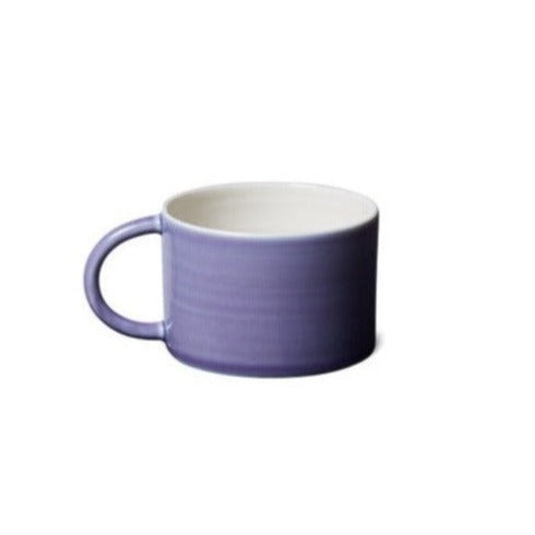 CANDY CUP WIDE, i størrelse large, er en lav, men bred kop med hank. Den er skabt med opmærksomhed på detaljen og er håndlavet af keramik af god kvalitet.  Denne er i farven 'purple', som er en lilla farve