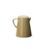 COFFEE PITCHER i størrelse Small fra Anne Black er den perfekte følgesvend til kaffetragten COFFEE DRIPPER. COFFEE PITCHER er ikke kun egnet til at brygge den perfekte kop drypkaffe. Den kan også bruges til mange andre formål. Brug den til at servere te, koldt vand med frisk mynte eller frugtsaft ved morgenbordet. Dens alsidighed gør den til en uundværlig del af dit køkkenudstyr.