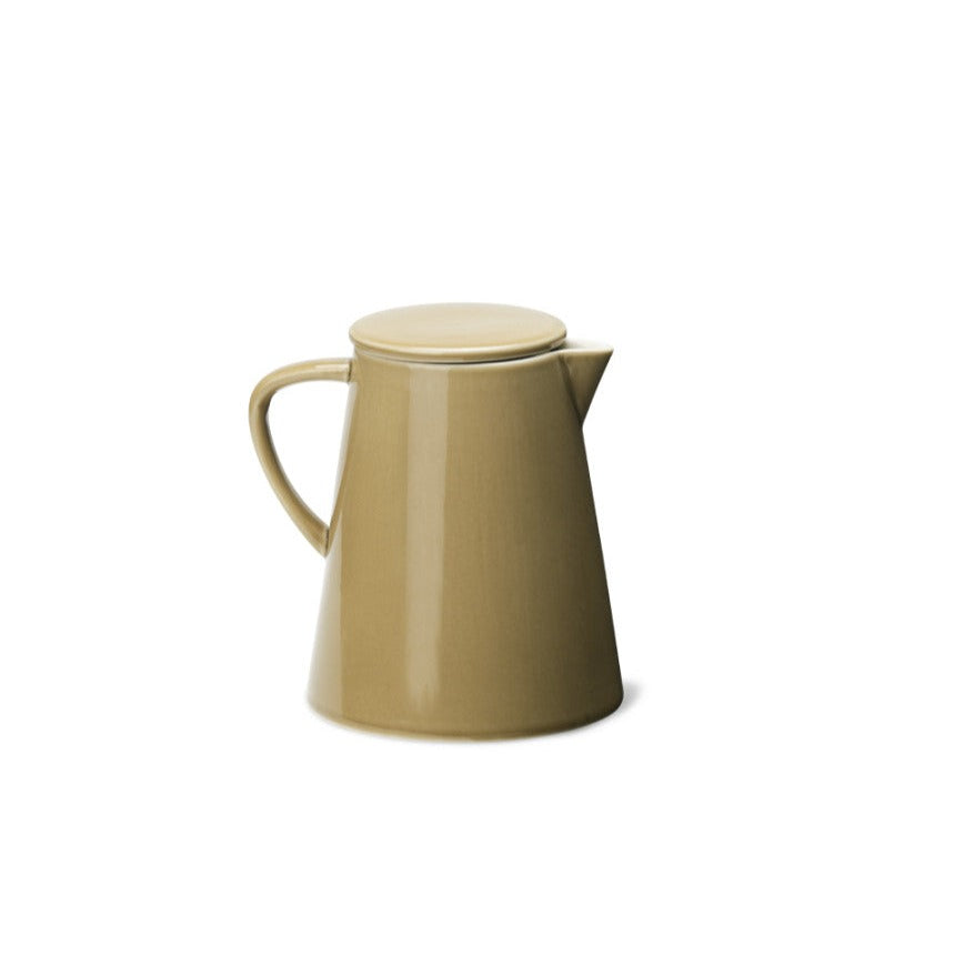 COFFEE PITCHER i størrelse Small fra Anne Black er den perfekte følgesvend til kaffetragten COFFEE DRIPPER. COFFEE PITCHER er ikke kun egnet til at brygge den perfekte kop drypkaffe. Den kan også bruges til mange andre formål. Brug den til at servere te, koldt vand med frisk mynte eller frugtsaft ved morgenbordet. Dens alsidighed gør den til en uundværlig del af dit køkkenudstyr.