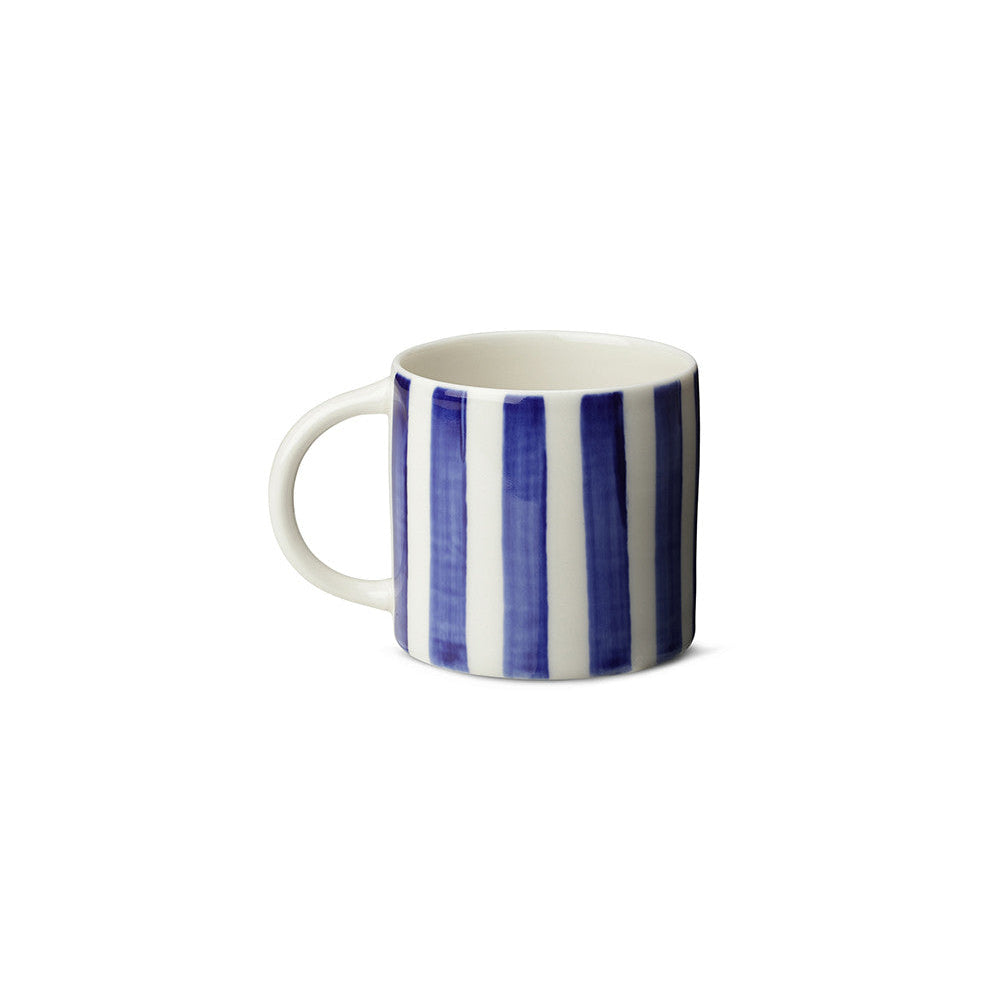 En stribet keramik kop fra Anne Black med blå og hvide striber