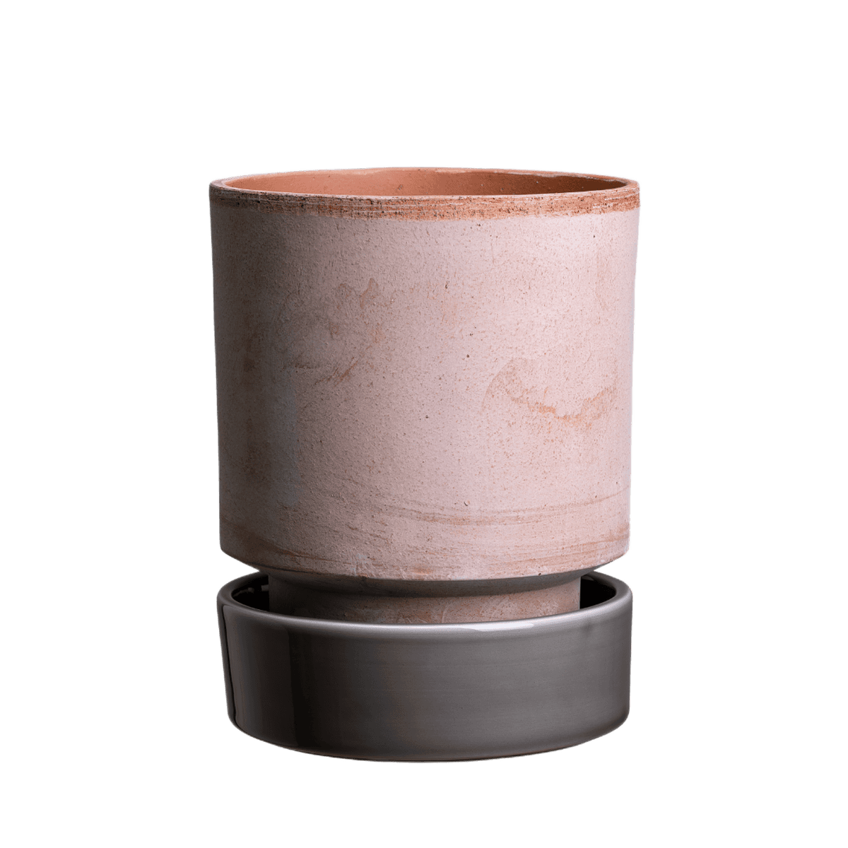 Glaseret grå underskål der passer til The Hoff Pot. Hver underskål er lavet i hånden med præcision og dygtighed, for et optimalt og elegant resultat. Mix og match præcis som du vil - du vælger blot samme størrelse i underskål som potte. Underkoppen er frostsikker - og her sammensat med en lyserød potte