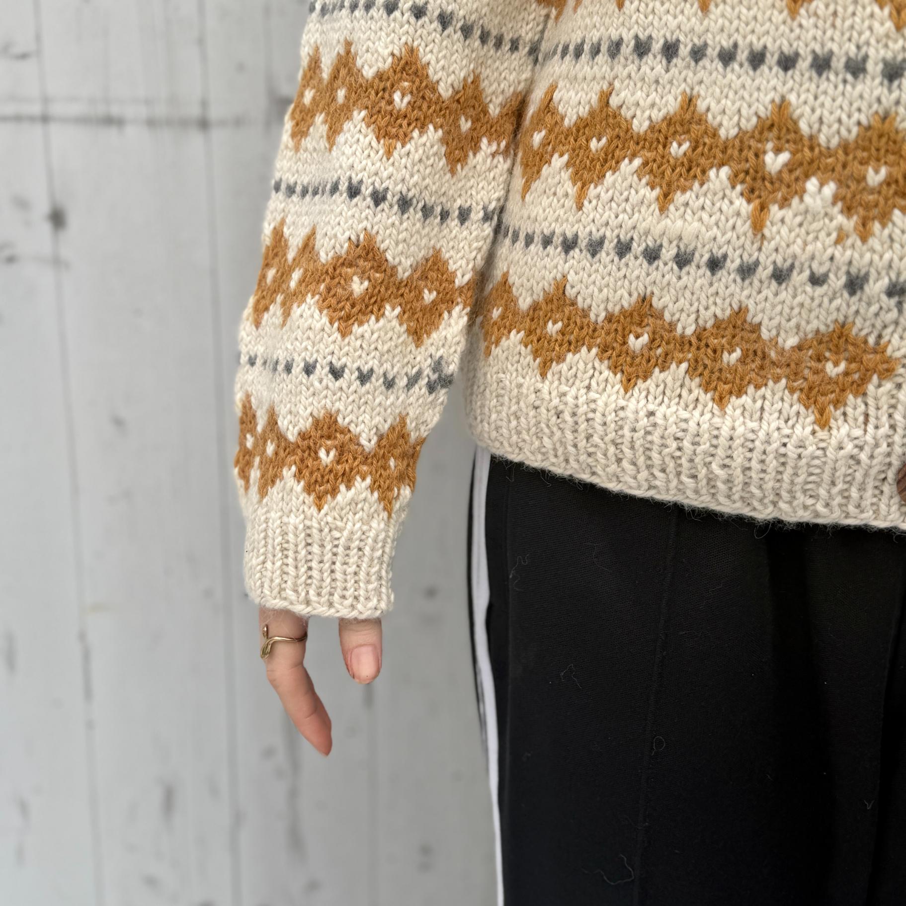 Boliviansk cardigan fra Chola med gul mønster - close up