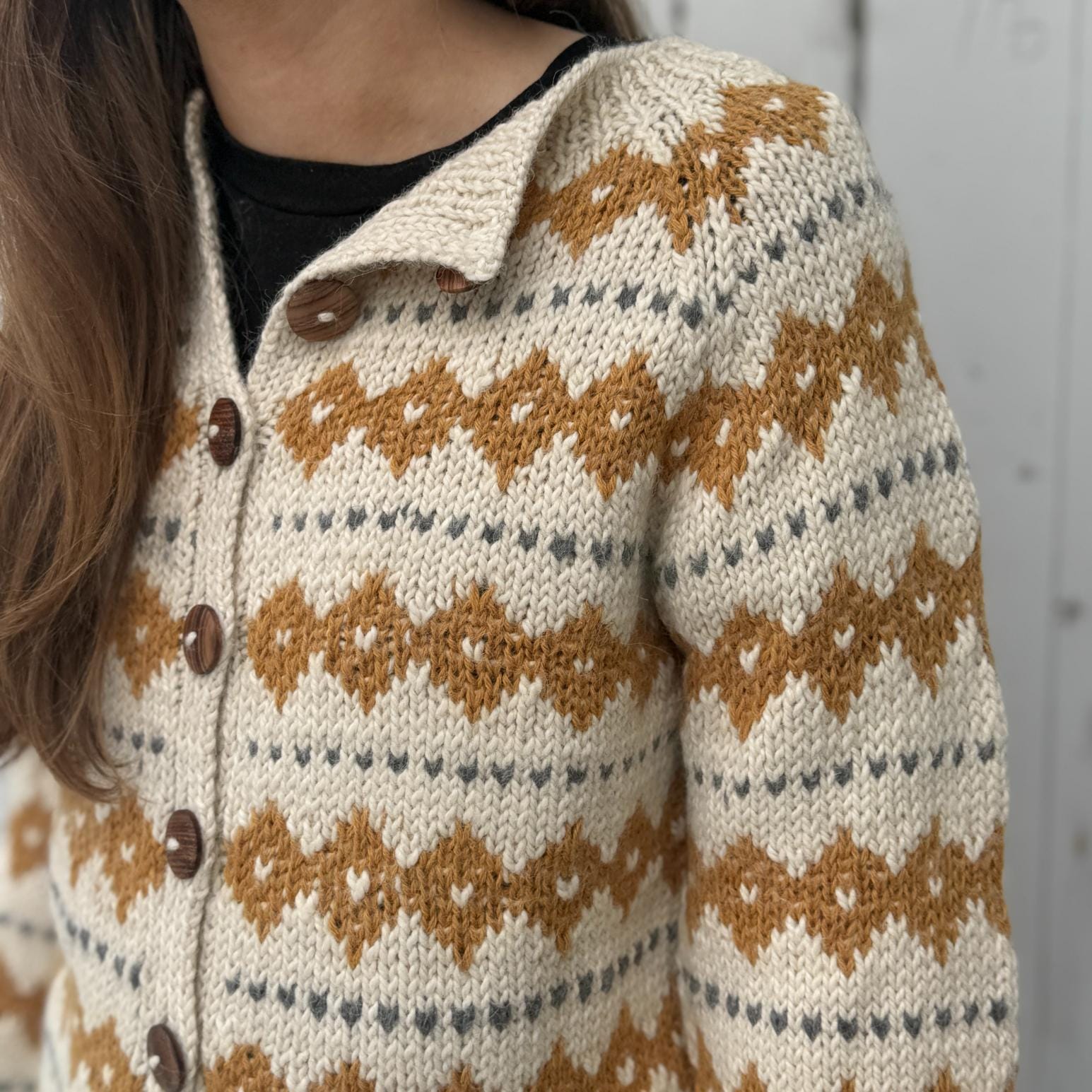 Boliviansk cardigan fra Chola med gul mønster - med brune knapper