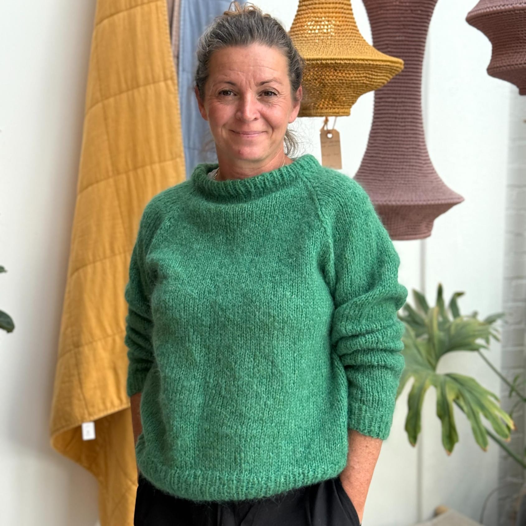 Grøn Ida Striktrøjen fra Coffee Beanies er en klassisk striktrøje med rund hals og lange ærmer.