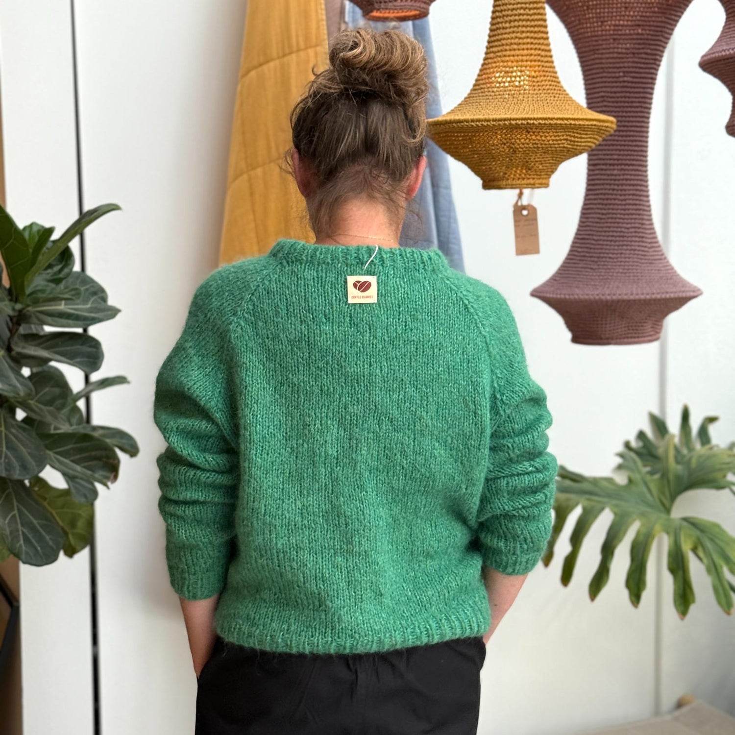 Ida Striktrøjen fra Coffee Beanies er en klassisk striktrøje med rund hals og lange ærmer. Trøjen er lavet i 100% blød alpakauld og er onesize. Denne er grøn