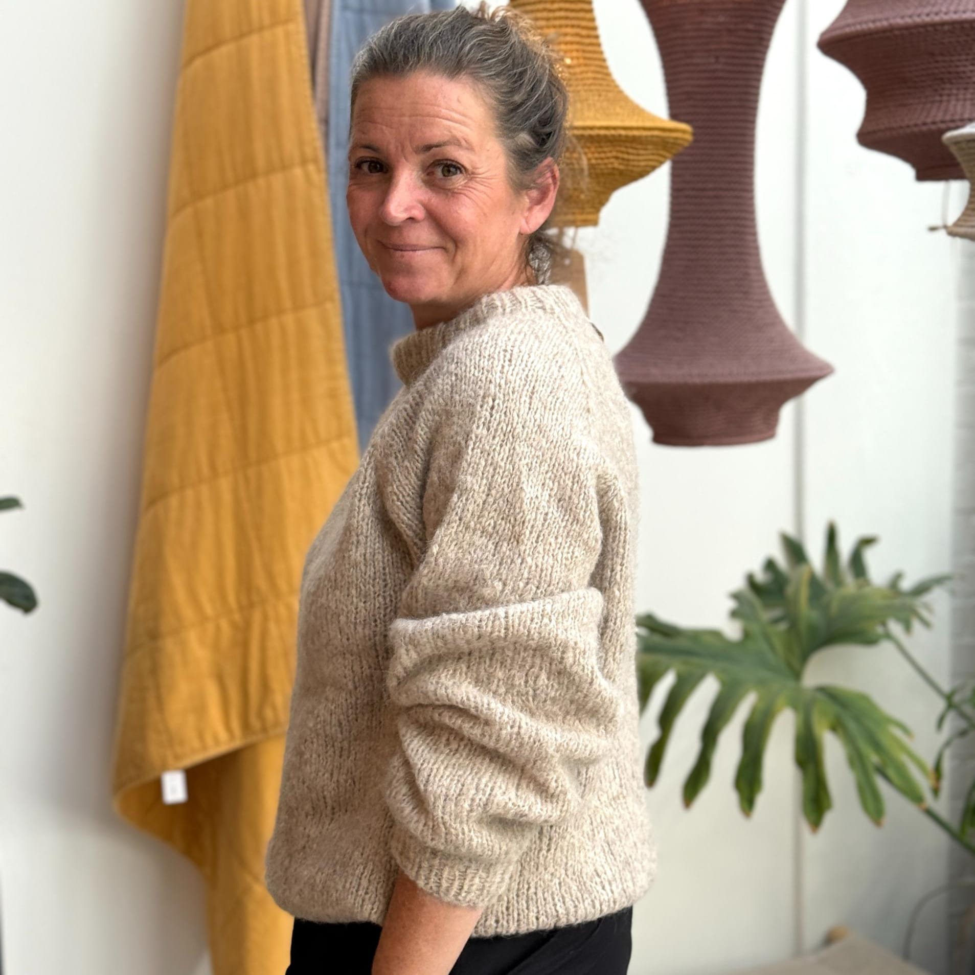 Ida Striktrøjen fra Coffee Beanies er en klassisk striktrøje med rund hals og lange ærmer. Trøjen er lavet i 100% blød alpakauld og er onesize. Denne er beige - og her kan den ses fra siden