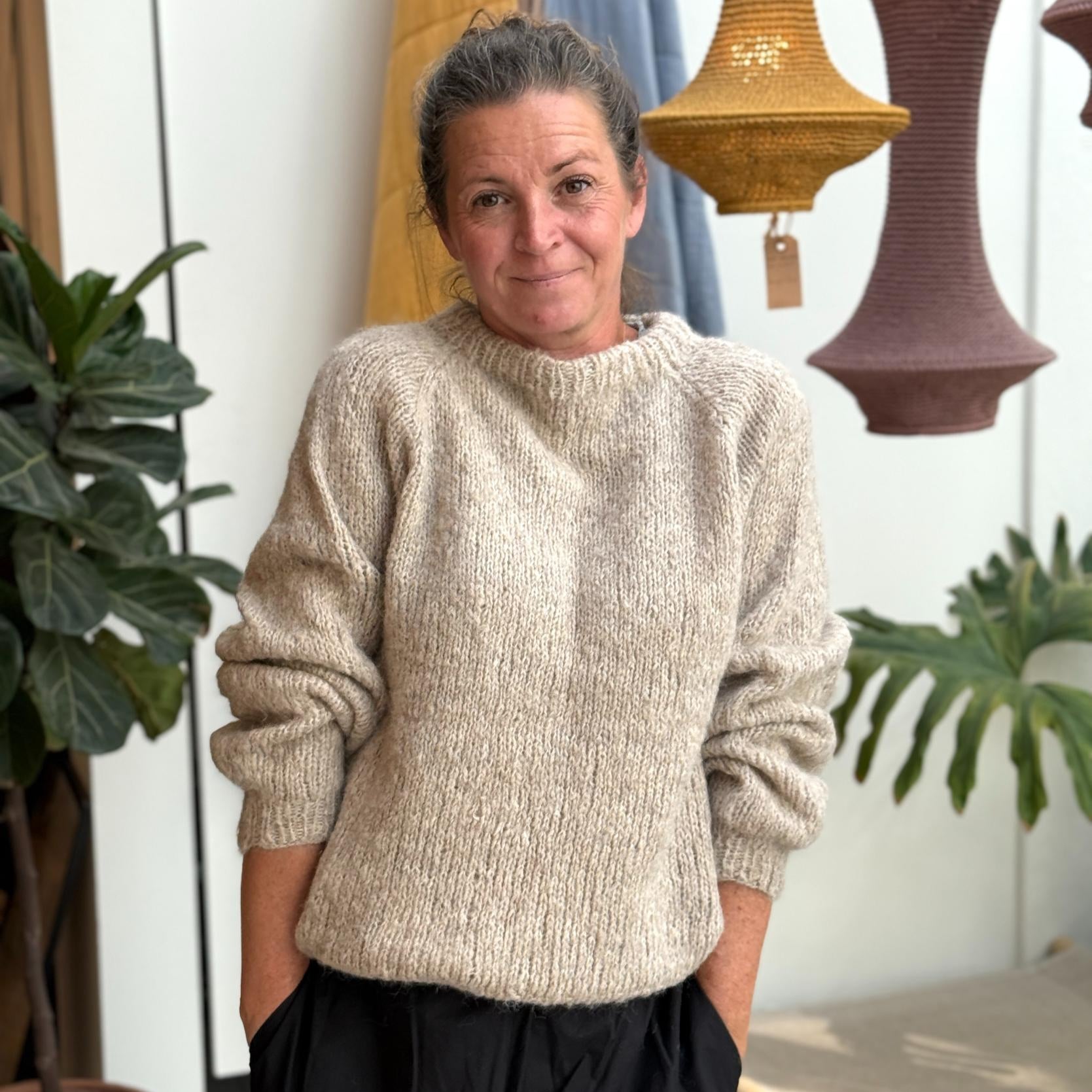 Ida Striktrøjen fra Coffee Beanies er en klassisk striktrøje med rund hals og lange ærmer. Trøjen er lavet i 100% blød alpakauld og er onesize. Denne er beige