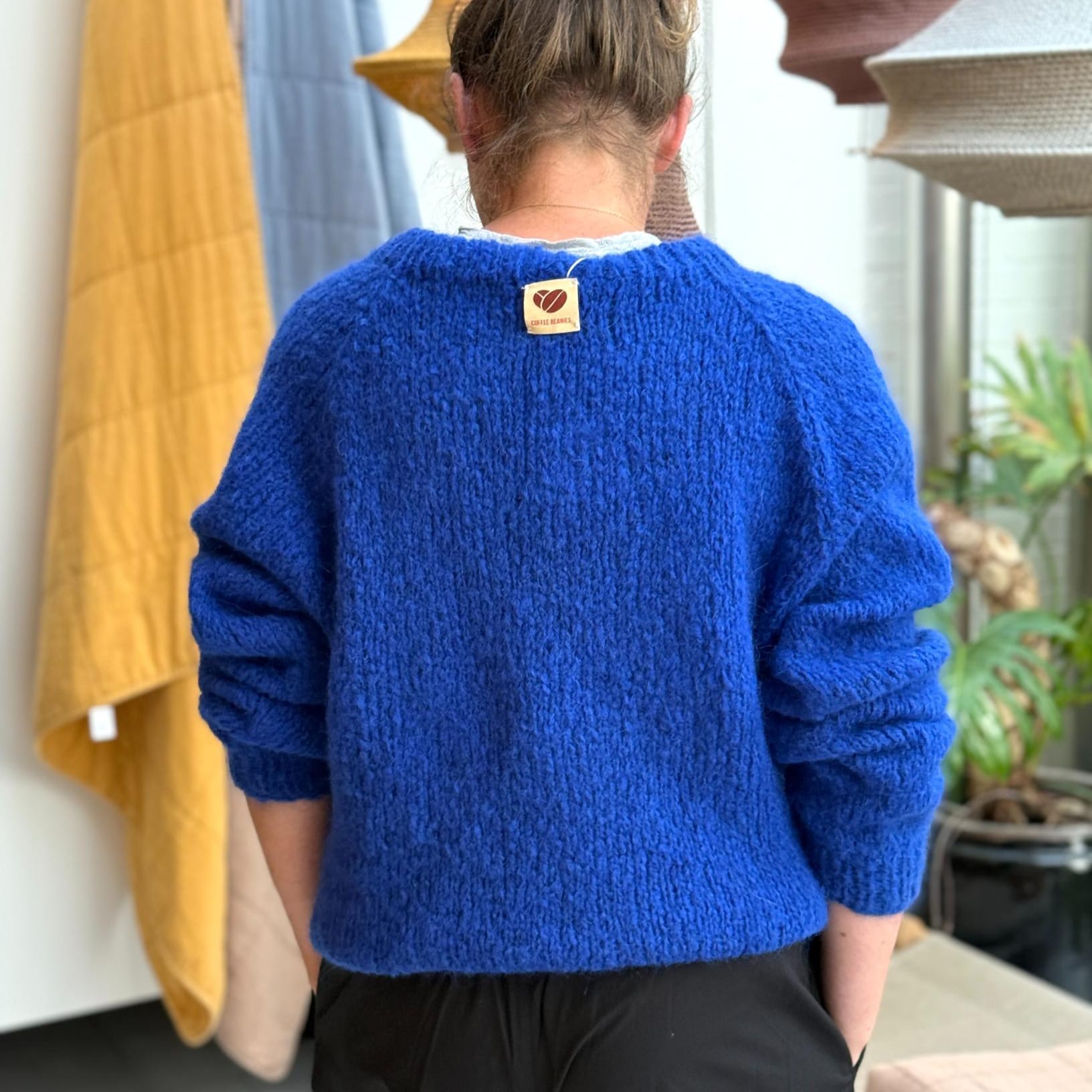 Ida Striktrøjen fra Coffee Beanies er en klassisk striktrøje med rund hals og lange ærmer.