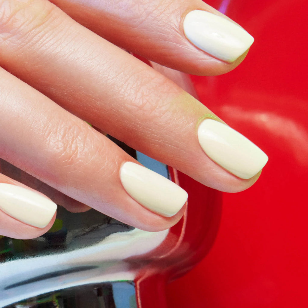 En vegansk neglelak fra Manucurist Paris i farven 'Shell' er en Off-White farvet neglelak