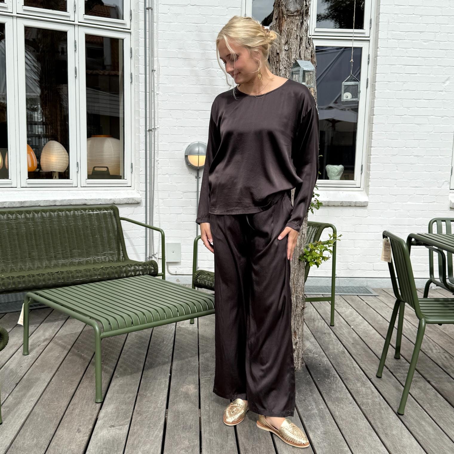 SOUVIT bukserne er et par lange bukser i silke med snører i taljen