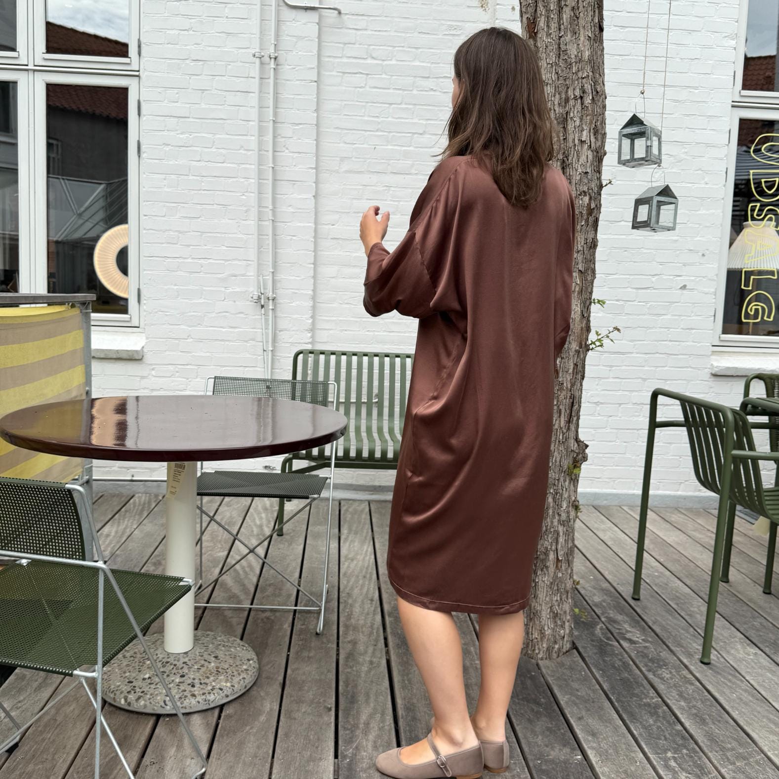 Silke kjole fra Crossley bagfra