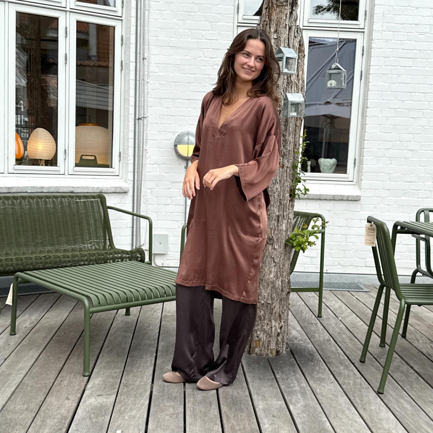 MEIL kjolen er en trekvartærmet kjole i silke i en medi-længde
