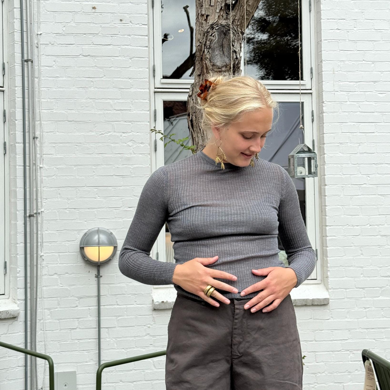 Grå langærmet bluse fra Crossley i uld og silke