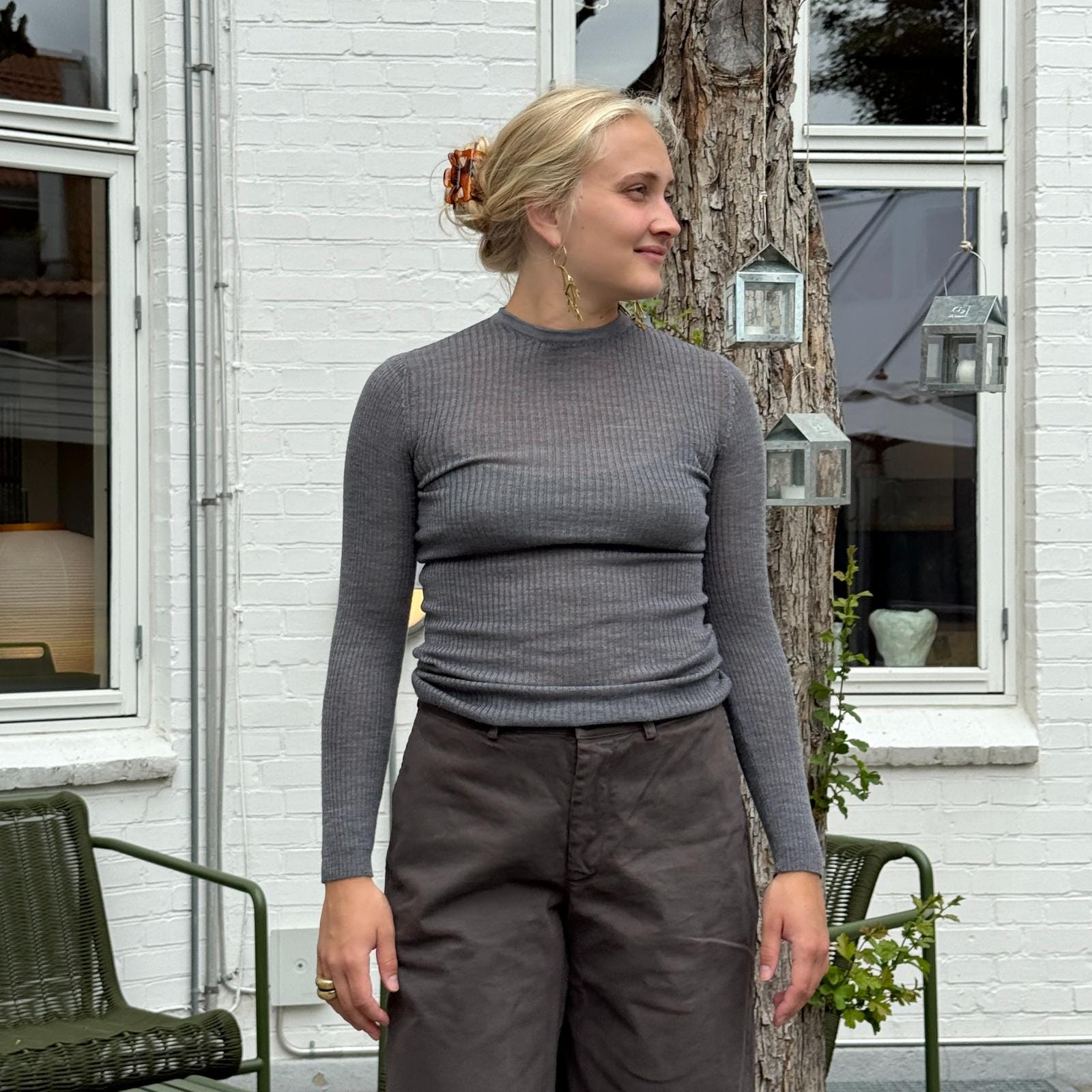 NESI blusen er en langærmet bluse i ribmønster og med en rund hals