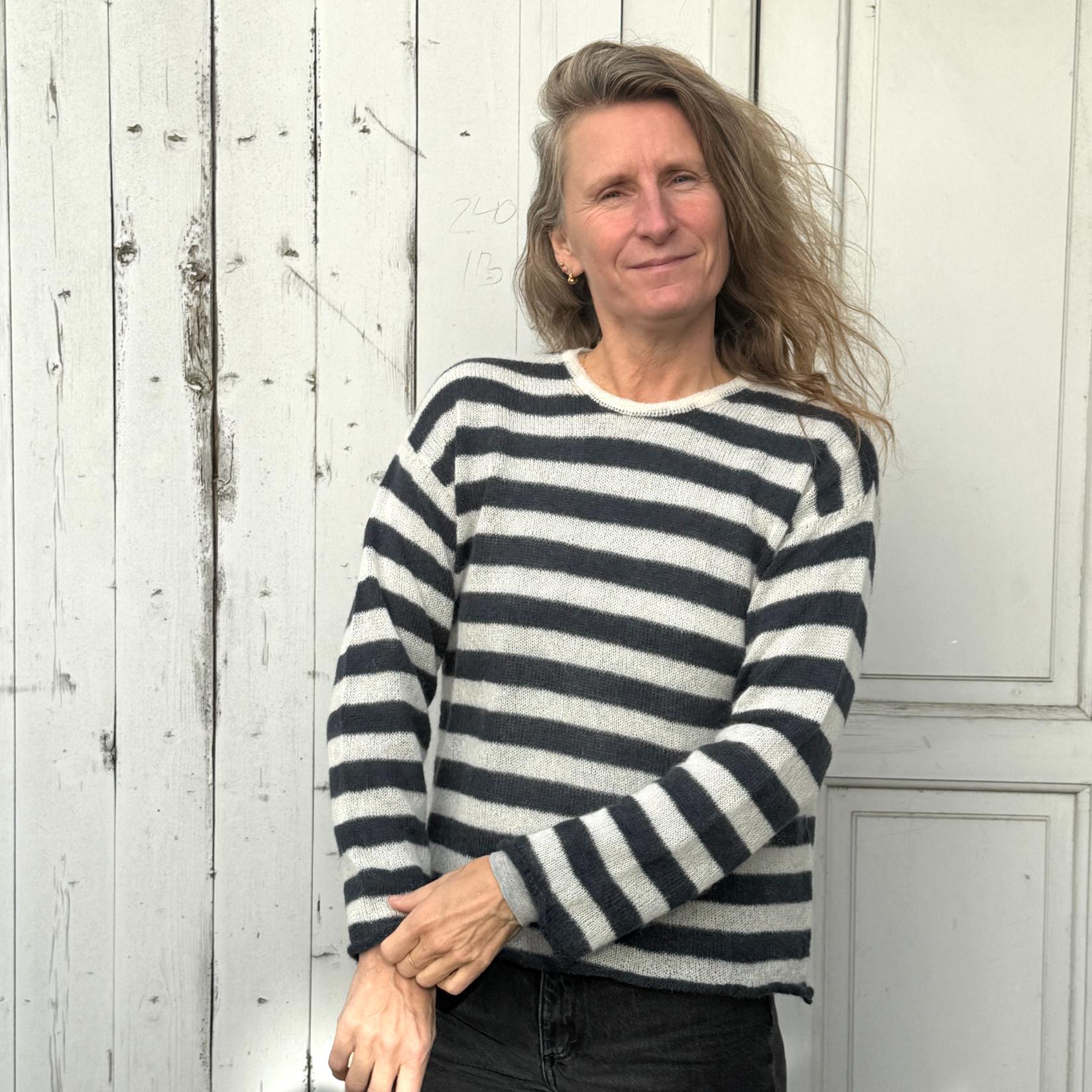Stribet mohair strik fra det italienske mærke crossley - trøjen er i blå og hvide farver og er perfekt til overgangstiden