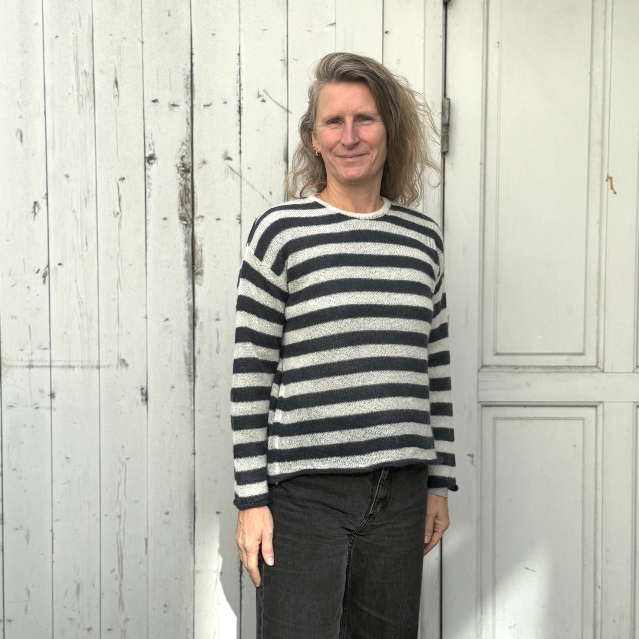 Stribet mohair strik fra det italienske mærke crossley - trøjen er i blå og hvide farver og er perfekt til overgangstiden