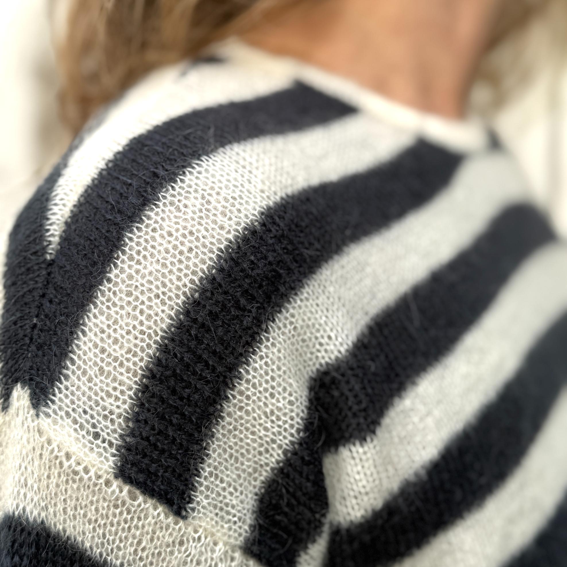 Stribet mohair strik fra det italienske mærke crossley - trøjen er i blå og hvide farver og er perfekt til overgangstiden