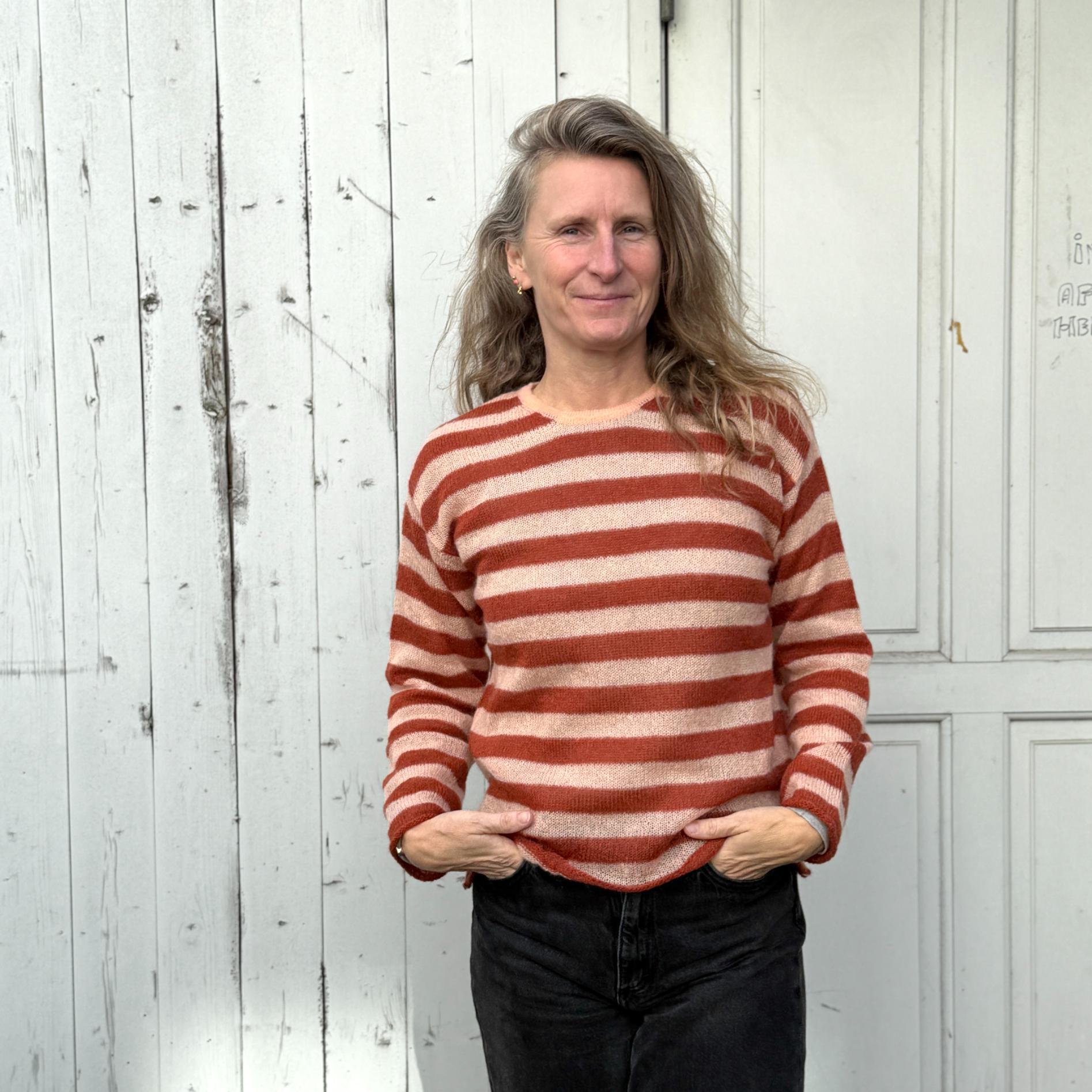 Stribet mohair strik fra det italienske mærke crossley - trøjen er i rosa farver og er perfekt til overgangstiden