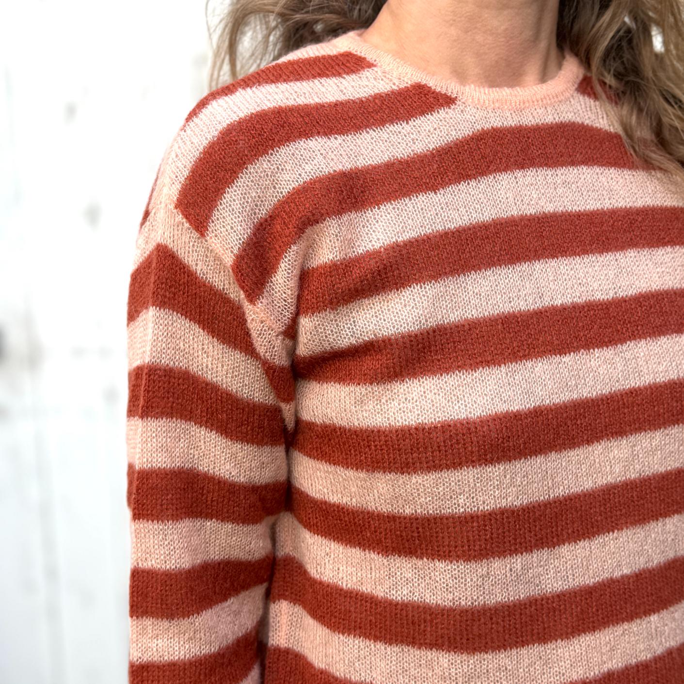 Stribet mohair strik fra det italienske mærke crossley - trøjen er i rosa farver og er perfekt til overgangstiden