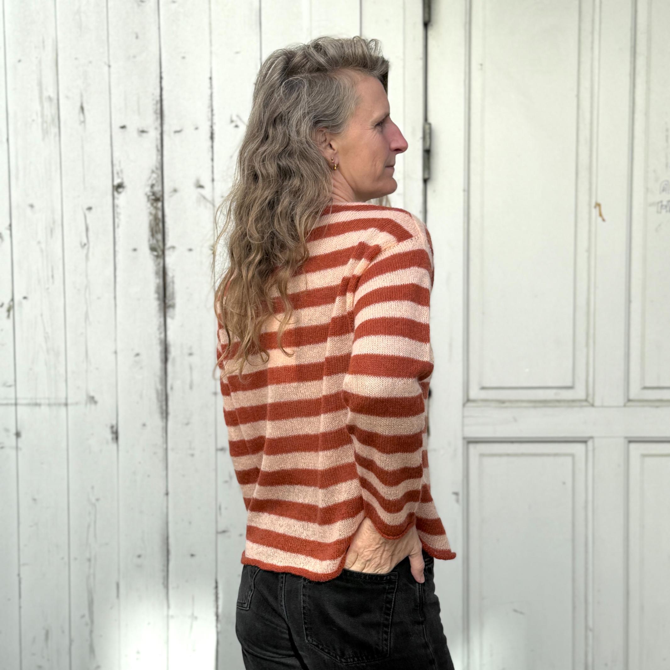 Stribet mohair strik fra det italienske mærke crossley - trøjen er i rosa farver og er perfekt til overgangstiden
