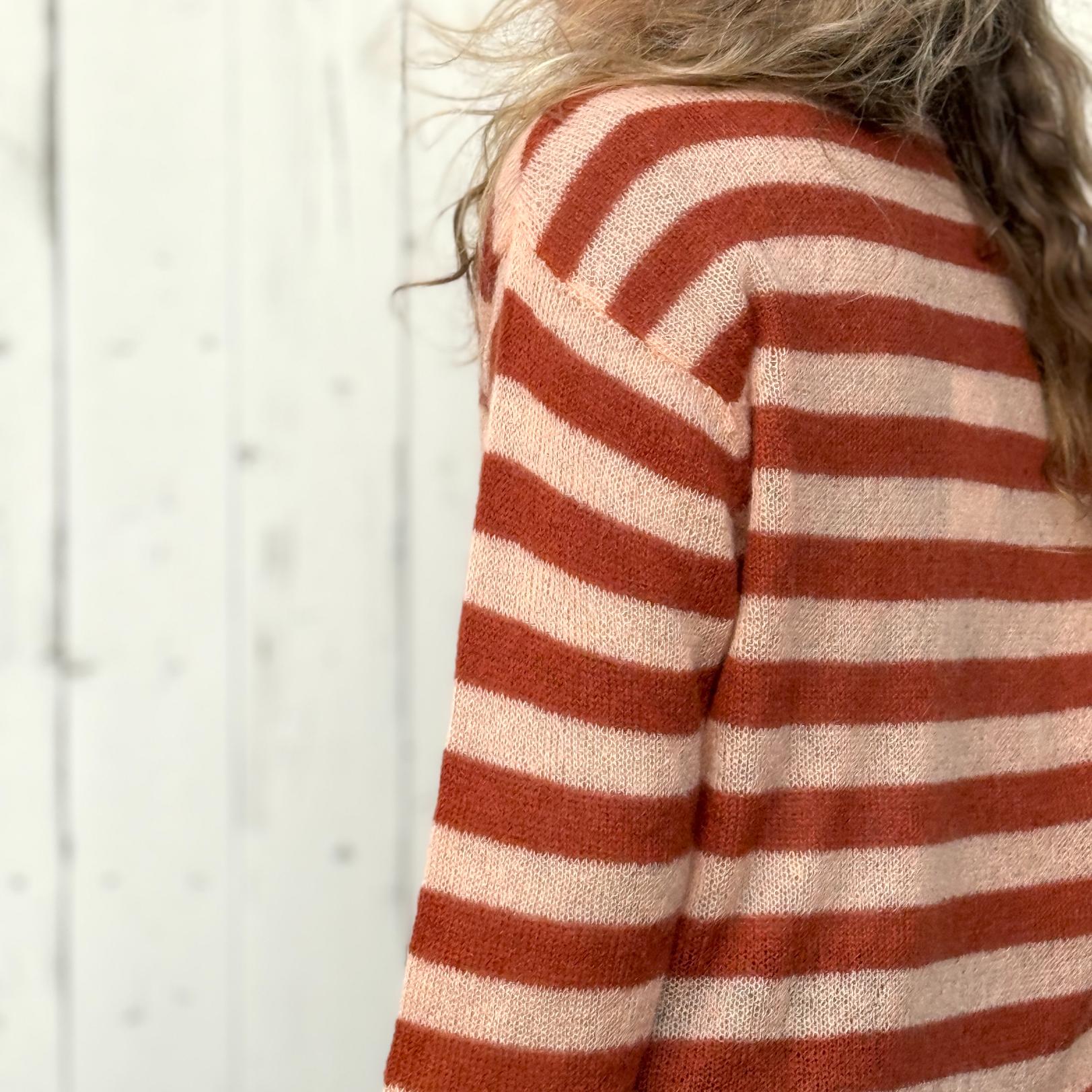 Stribet mohair strik fra det italienske mærke crossley - trøjen er i rosa farver og er perfekt til overgangstiden