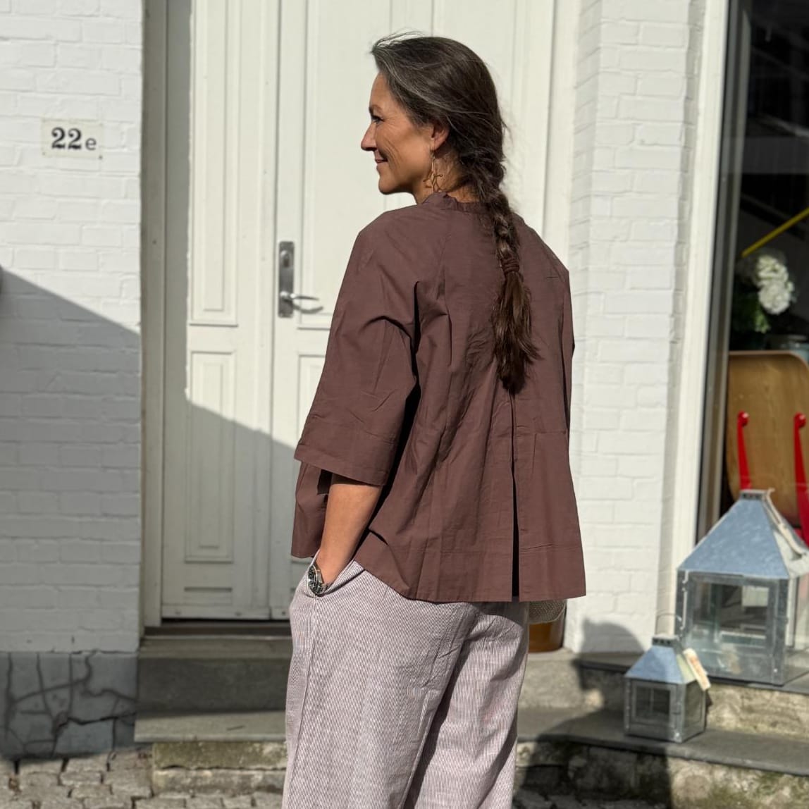 One size skjorte fra Frau i coffee quartz med vidde og klassisk design