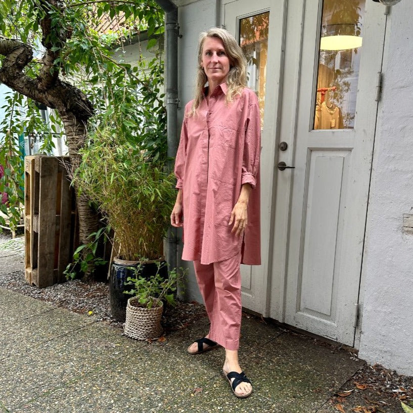 Lyon lang skjorte fra FRAU med en stor lomme på brystet. Denne er i farven &