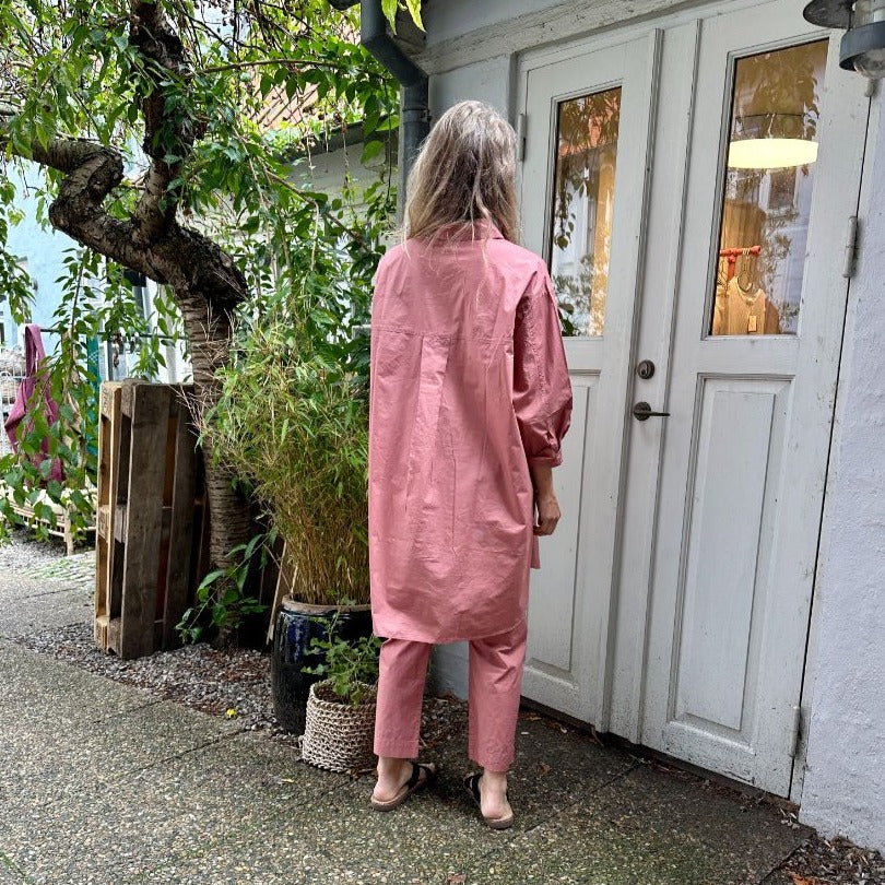 Lyon lang skjorte fra FRAU med en stor lomme på brystet. Denne er i farven &