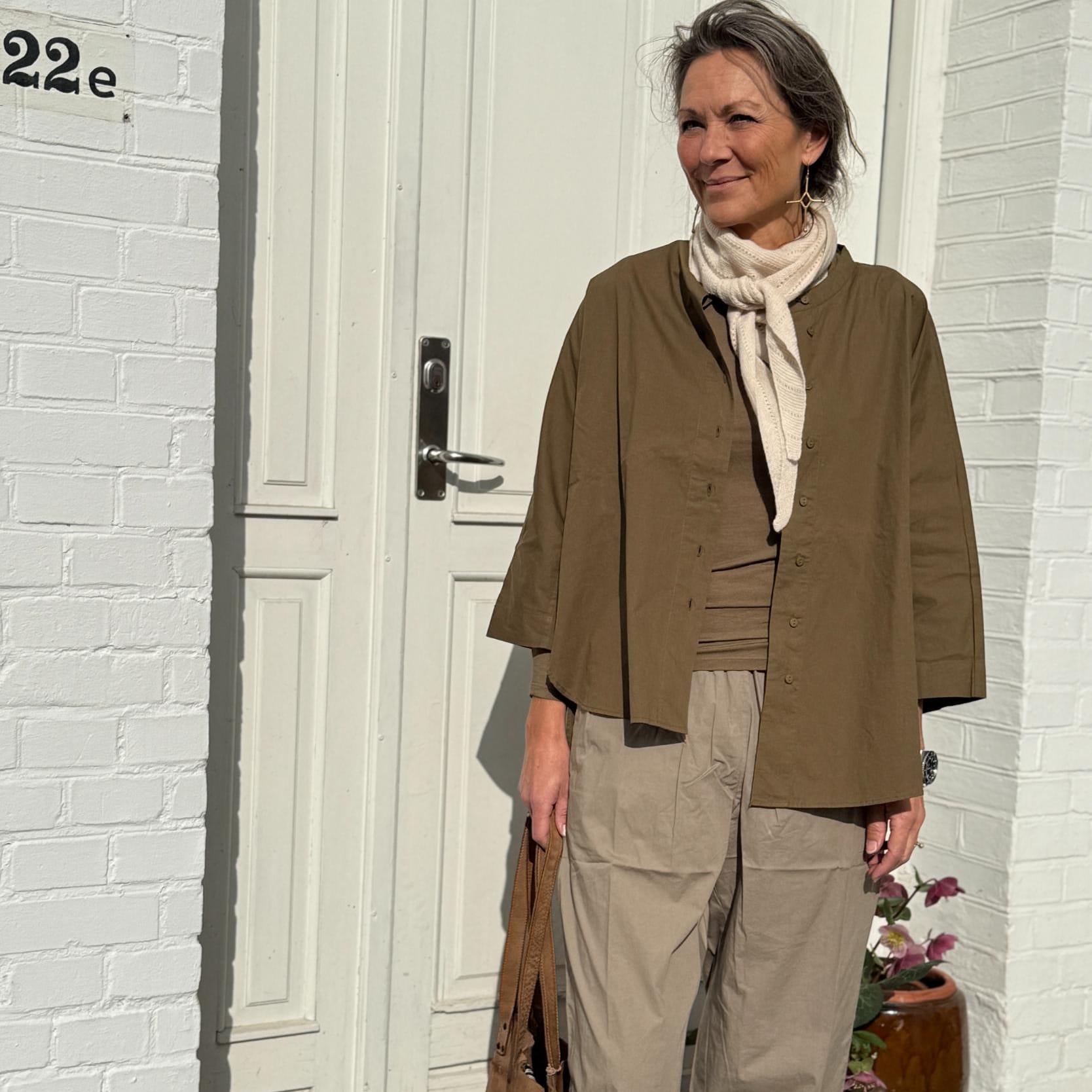 Frau Seoul skjorte i military olive med 3/4 ærmer og kinakrave