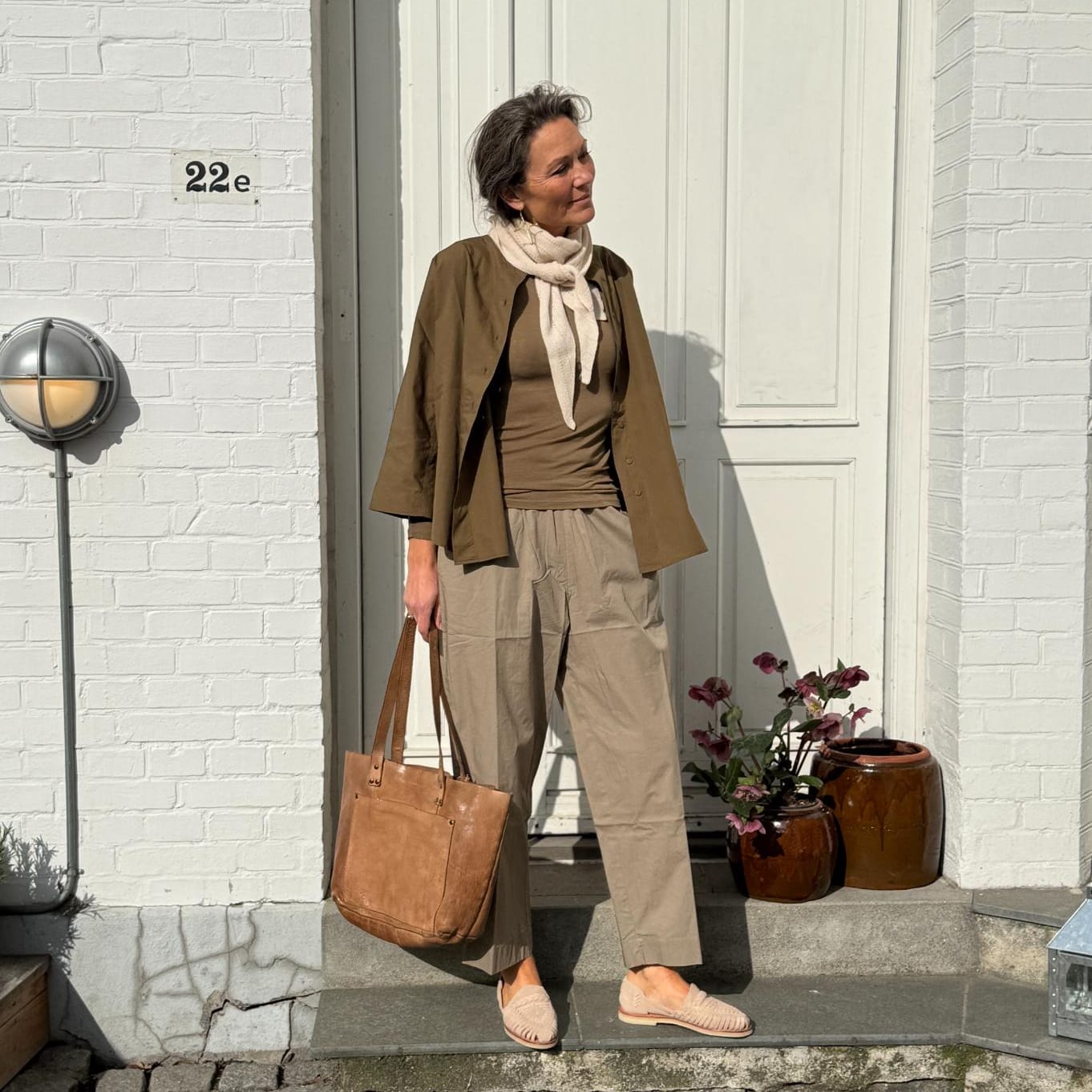 One size skjorte fra Frau i military olive med enkel silhuet og komfortabelt fit