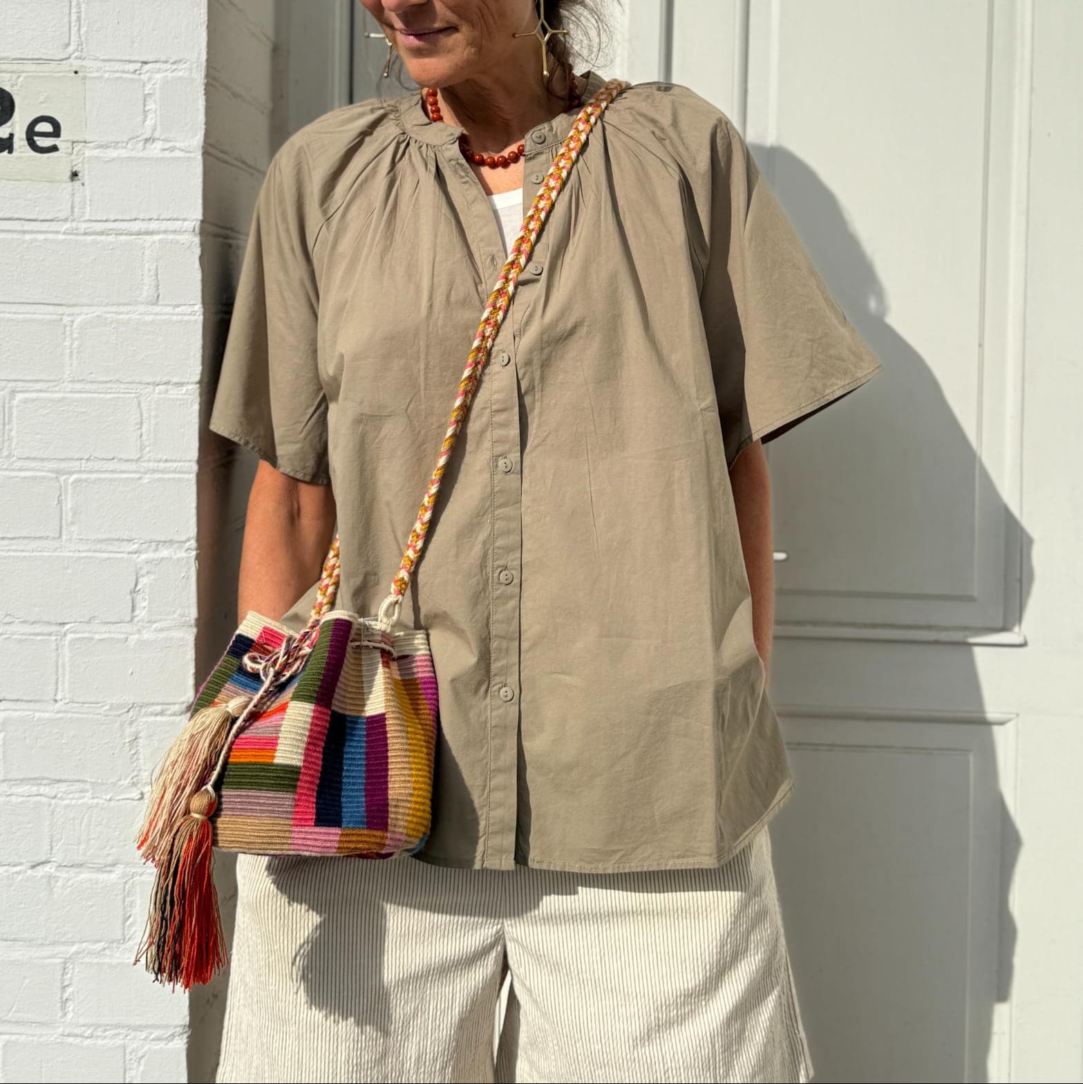 Frau skjorte i fallen rock med let fald og elegant silhuet