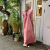 Stockholm kjolen fra FRAU er en lang kjole med flæser ved ærmerne. Den er vendbar og er i farven 'ash rose', som er en støvet rosa