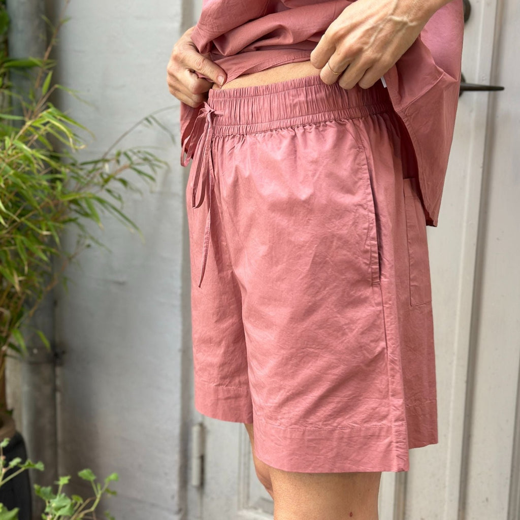 Sydney string shorts fra FRAU i farven 'ash rose', er en støvet rosa farve