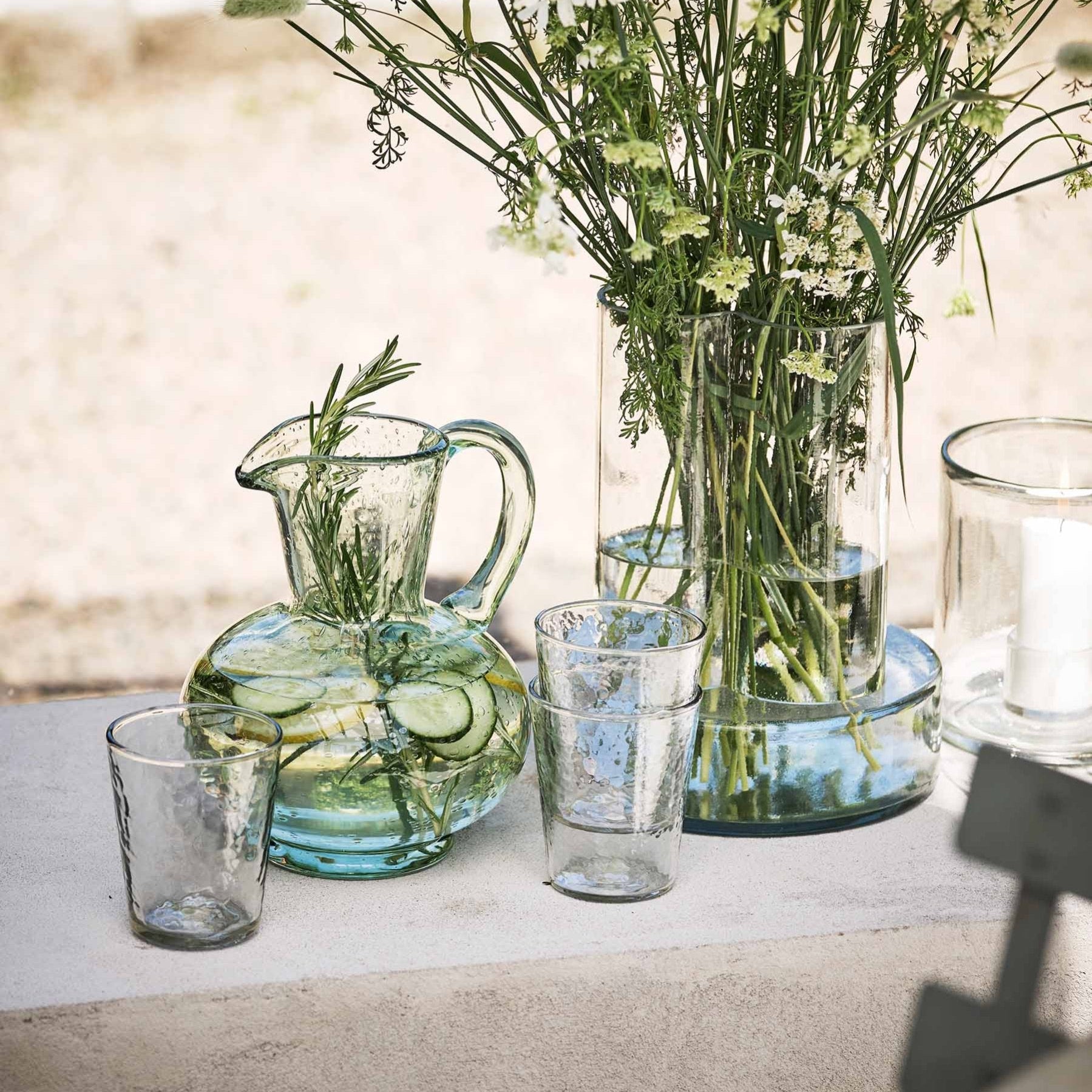 Garonne karaflen fra Tell Me More er en mundblæst vandkande i grønt klar glas